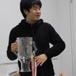 ソフトボール大会優勝カップを取り出す吉富さん